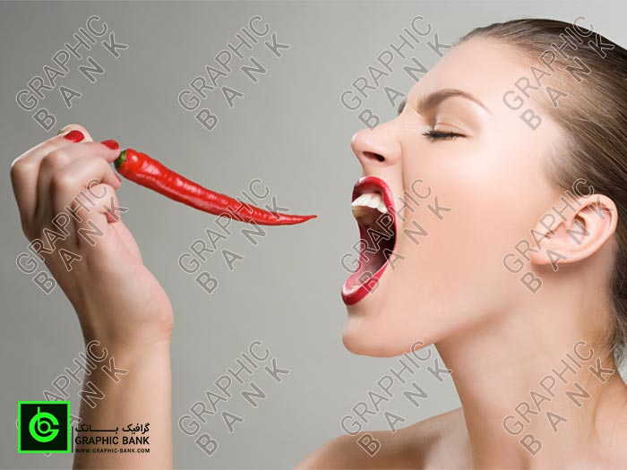 تصویر زن در حال خوردن فلفل