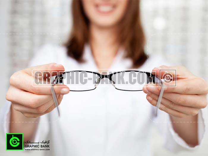 تصویر عینک در دست خانم دکتر