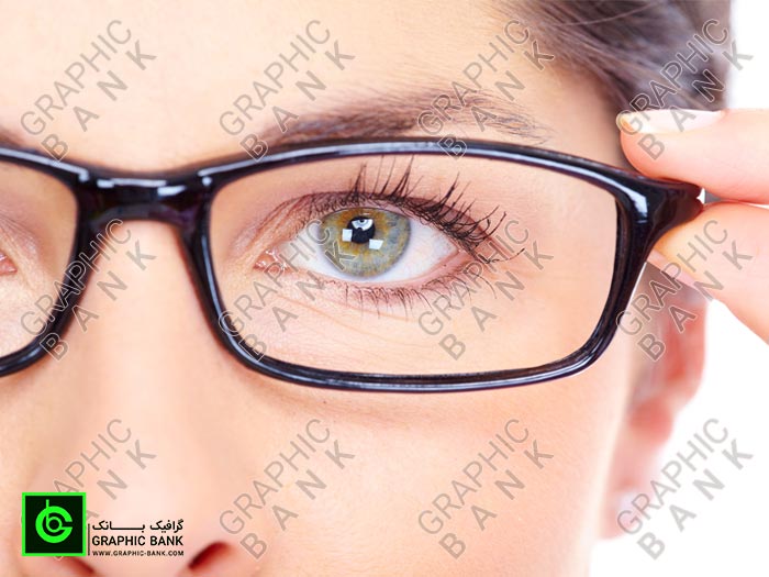 تصویر چشم با عینک طبی