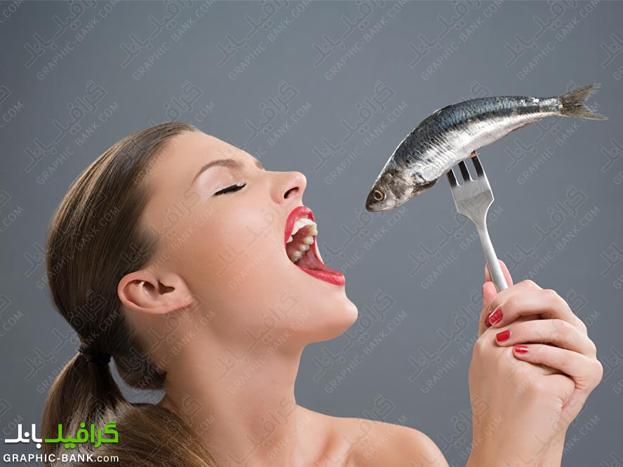 خانم در حال خوردن ماهی