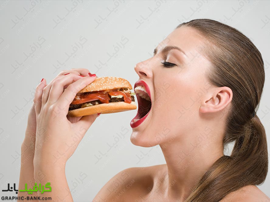 خانم در حال خوردن ساندویچ