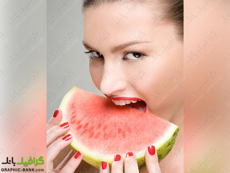 تصویر زن در حال خوردن هندوانه