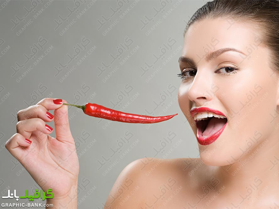 زن در حال خوردن فلفل قرمز