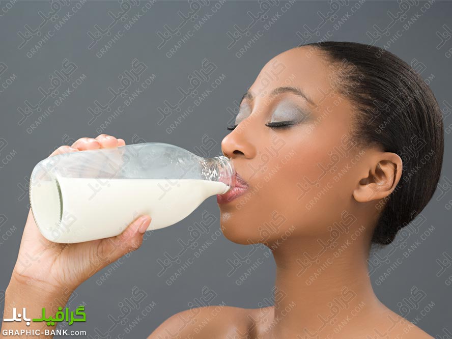 زن در حال نوشیدن شیر