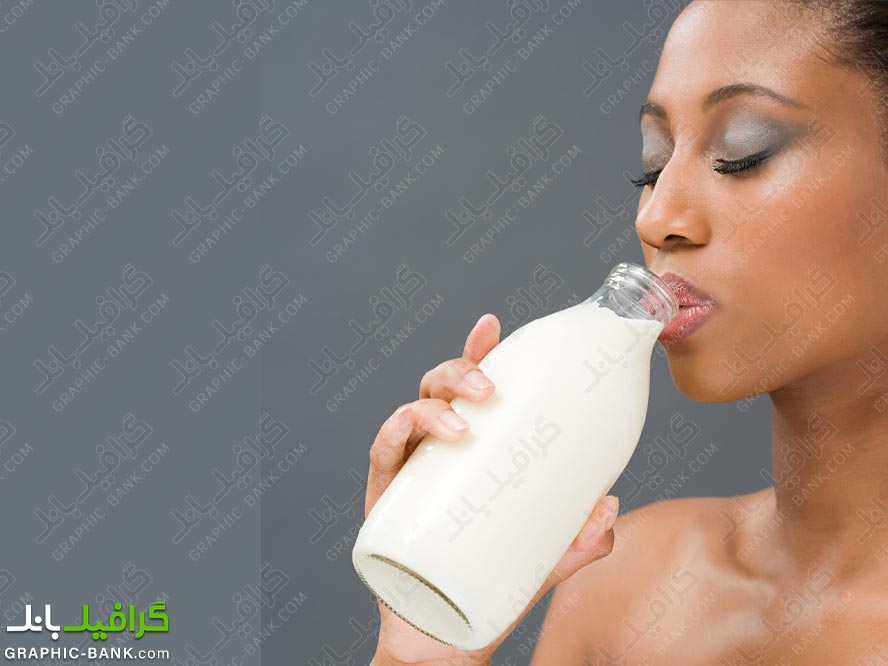 نوشیدن بطری شیر